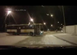 Быстрая реакция водителя спасает от столкновения с автобусом